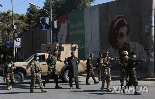 2019년 9월 17일 아프간 카불에서 폭발 테러 현장을 수습하는 치안 병력. [신화=연합뉴스]