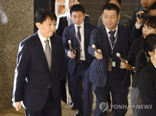 (도쿄 교도=연합뉴스) 김정한 외교부 아시아태평양국장이 15일 오전 다키자키 시게키 일본 외무성 아시아대양주국장을 만나기 위해 도쿄 외무성 청사로 들어가고 있다. 2019.11.15