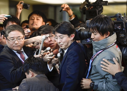 (도쿄 교도=연합뉴스) 김정한 외교부 아시아태평양국장(가운데)이 15일 오전 도쿄 외무성 청사에서 다키자키 시게키 일본 외무성 아시아대양주국장을 만나 양국 현안을 논의한 뒤 청사를 빠져나가고 있다. 2019.11.15