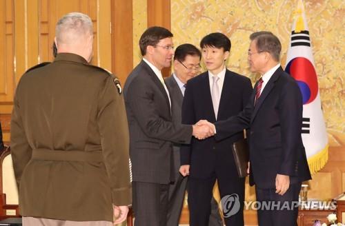 미 국방장관과 악수하는 문 대통령