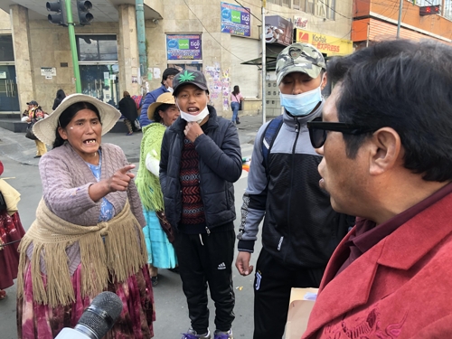 언쟁 벌이는 시위대와 시민