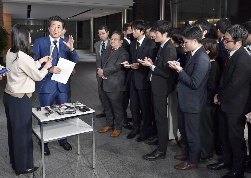 (도쿄 교도=연합뉴스) 아베 신조 총리가 15일 도쿄 관저에서 출입 기자들을 만나 '벚꽃 모임'을 개인 후원회 친목 행사로 이용했다는 의혹에 대해 해명하고 있다. 