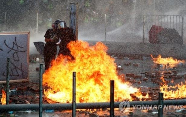 홍콩 이공대 인근서 시위대-경찰 격렬 충돌