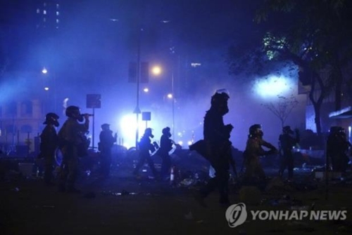 18일 새벽 홍콩 이공대 교정으로 진입하는 홍콩 경찰