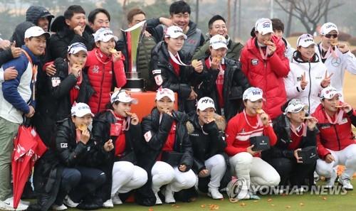 우승을 자축하는 팀KLPGA.