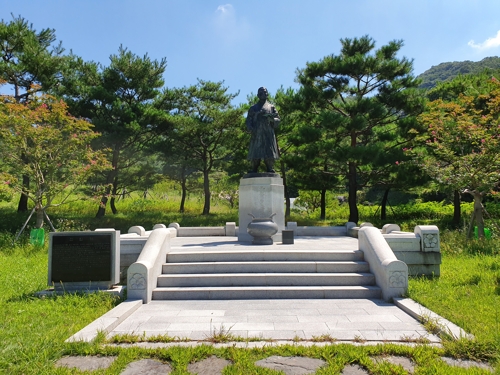 생가지에 조성된 단재 선생 동상