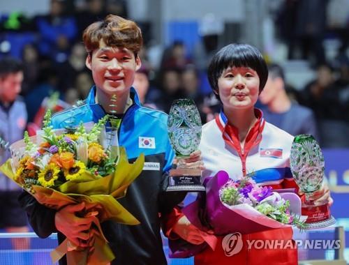 작년 탁구 코리아오픈 혼합복식 우승을 합작한 장우진(왼쪽)과 북한의 차효심