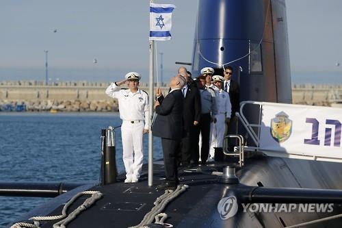 2016년 1월 독일산 잠수함에서 베냐민 네타냐후 이스라엘 총리가 국기를 올리는 장면[EPA=연합뉴스 자료사진]
