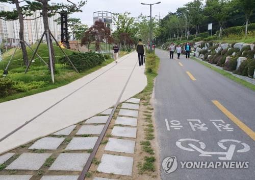 포항 철길숲 산책하는 시민