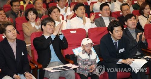 박수치는 유승민 (서울=연합뉴스) 하사헌 기자 = 8일 오전 서울 여의도 국회 의원회관에서 열린 '변화와 혁신' 중앙당 발기인 대회에서 유승민 의원이 박수치고 있다. 2019.12.8 toadboy@yna.co.kr(끝)