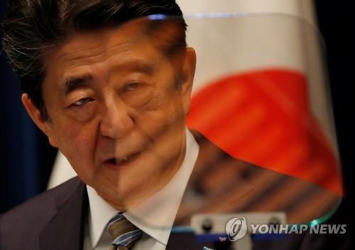 (도쿄 로이터=연합뉴스) 아베 신조(安倍晋三) 일본 총리가 9일 오후 도쿄 총리관저에서 기자회견을 하고 있다.