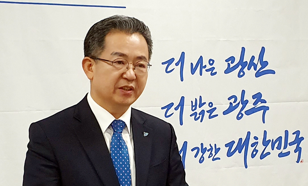 기자회견 하는 이용빈 지역위원장