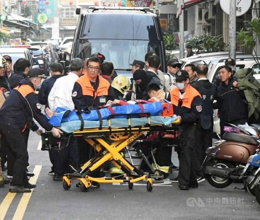 폭발물 설치 용의자 우모씨가 14일 병원으로 실려가고 있다. [사진 중앙통신사]