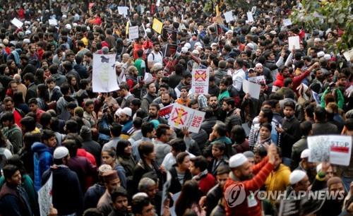 14일 인도 수도 뉴델리에서 시민권법 개정 철회를 요구하는 시위대. [로이터=연합뉴스]