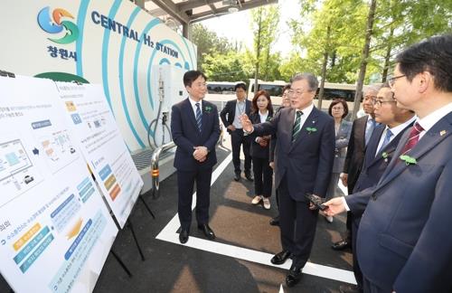 창원 도심형 수소충전소 보는 문 대통령