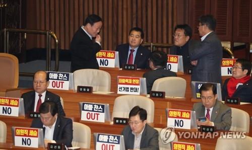 대화하는 심재철-김재원 (서울=연합뉴스) 안정원 기자 = 자유한국당 심재철 원내대표와 김재원 정책위의장, 정진석 의원 등이 24일 오전 국회 본회의장에서 권성동 의원의 무제한 토론이 진행되는 동안대화하고 있다. 2019.12.24jeong@yna.co.kr(끝)