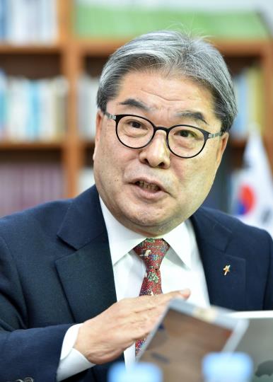 신년인터뷰 중인 이재정 교육감