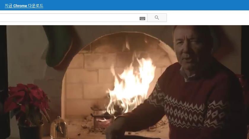 할리우드 배우 케빈 스페이시가 24일(현지시간) 괴이한 크리스마스 메시지를 유튜브에 공개했다. [케빈 스페이시가 올린 유튜브 화면 캡처] 
