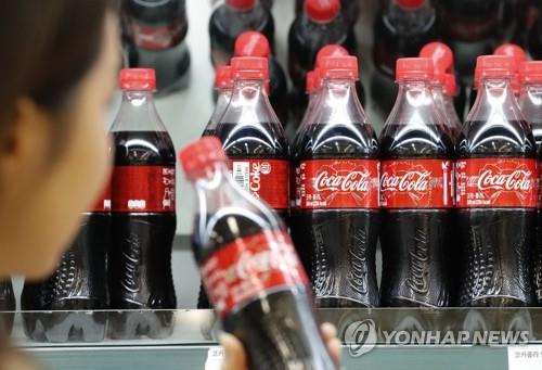 대형마트에 진열된 코카콜라