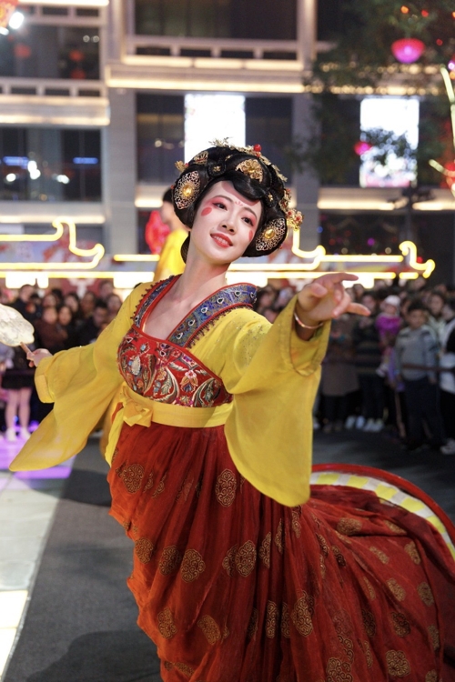 공연을 선보이는 곡예 소녀 Feng Jiachen