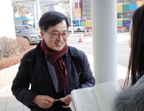 답변하는 김동연 전 부총리