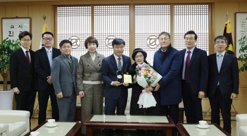 남편 이름으로 장학금 기부한 할머니