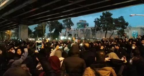 11일 저녁 이란 수도 테헤란의 아미르카비르 공과대학 앞에서 추모집회를 하는 대학생들 * 트위터 캡처 [테헤란=연합뉴스]