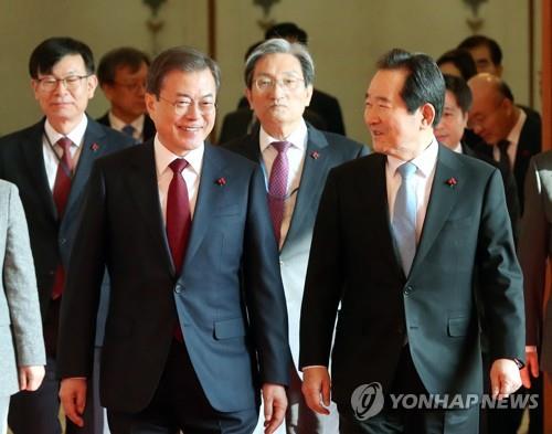 문 대통령, 간담회장으로