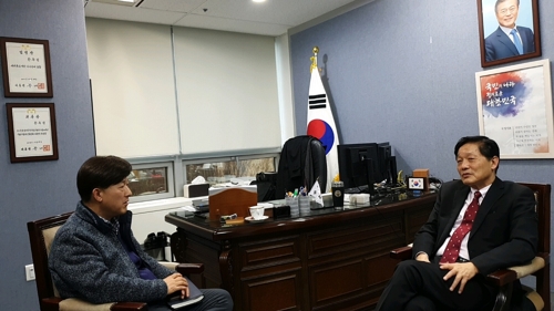 재외동포재단 서울사무소에서 연합뉴스와 인터뷰 중인 한우성 이사장