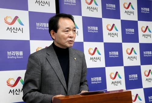 지난달 19일 서산시청에서 기자회견 하는 성일종 의원