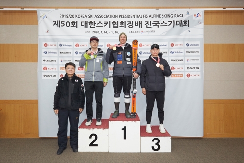 1위를 차지한 옴마니스. 2위 김현수, 3위 김동우.