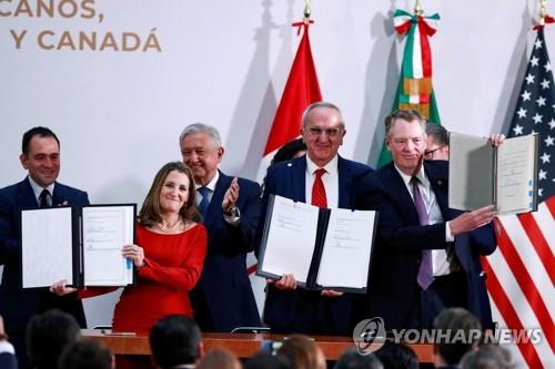 美-캐나다-멕시코, 새 무역협정 USMCA 수정안 서명(멕시코시티 로이터=연합뉴스) 로버트 라이트하이저(앞쪽 오른쪽부터) 미국 무역대표부(USTR) 대표와 헤수스 세아데 멕시코 외교차관, 크리스티아 프릴랜드 캐나다 부총리가 10일(현지시간) 멕시코 수도 멕시코시티의 대통령궁에서 북미자유무역협정(NAFTA·나프타)을 대체할 새 무역협정인 '미국·멕시코·캐나다 협정'(USMCA) 수정안에 서명한 뒤 이를 들어 보이고 있다. leekm@yna.co.kr