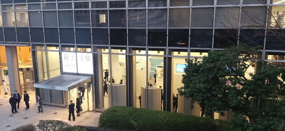 (도쿄=연합뉴스) 도쿄 지요다구 도라노몬 미쓰이 빌딩에 조성된 일본 '영토·주권 전시관' 개관식 참석자들이 전시 내용을 둘러보고 있다. 