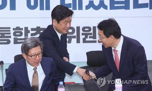 인사나누는 혁통위 위원들 (서울=연합뉴스) 진성철 기자 = 혁신통합추진위원회 박형준 위원장(왼쪽부터), 새로운보수당 유의동 공동대표, 자유한국당 김상훈 의원이 21일 국회 의원회관에서 열린 혁신통합추진위원회 회의에서 인사하고 있다. 2020.1.21 zjin@yna.co.kr(끝)