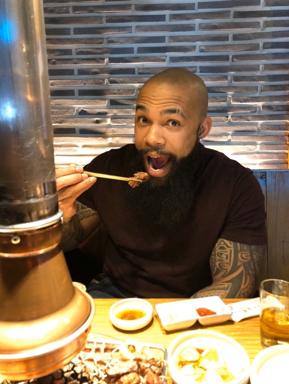 한국에서 고기 구워 먹는 테임즈