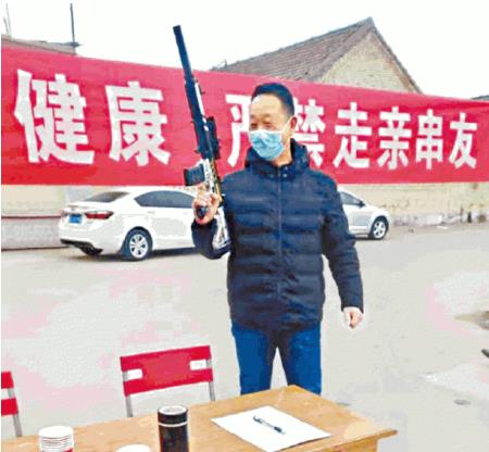 중국의 한 마을에서 총을 들고 후베이인의 진입을 막는 모습