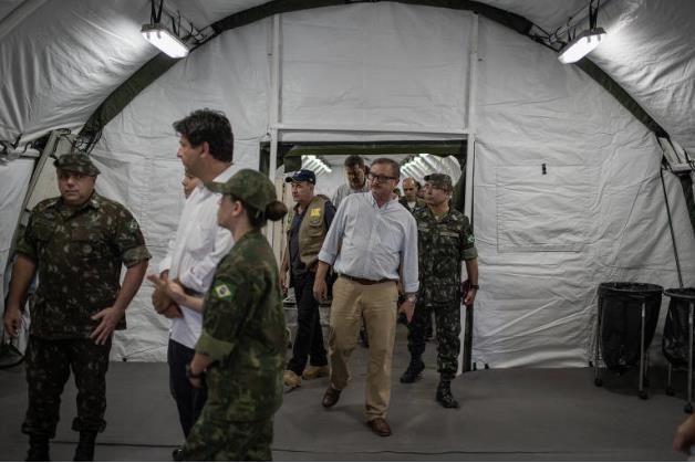 브라질 정부와 군 관계자들이 베네수엘라 난민시설을 둘러보고 있다. [브라질 뉴스포털 UOL]