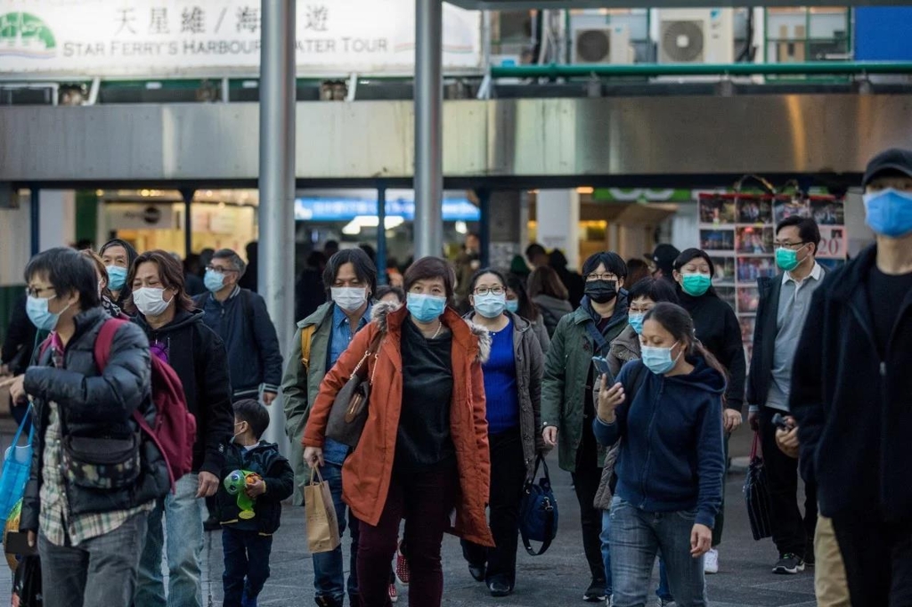 홍콩 침사추이 페리 터미널 앞을 걷는 행인들 