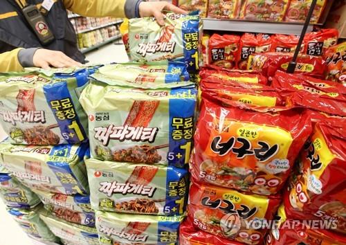 한자리에 진열하는 '짜파구리' 재료들