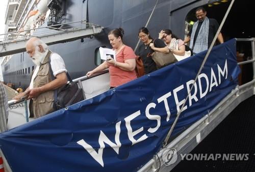 지난 14일 캄보디아 입항 크루즈선 웨스테르담에서 하선하는 승객들