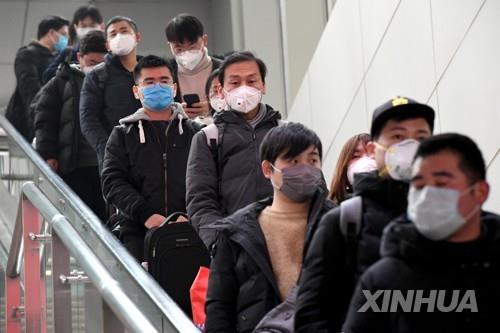 마스크를 한 채 에스컬레이터를 타고 내려오는 중국인들 