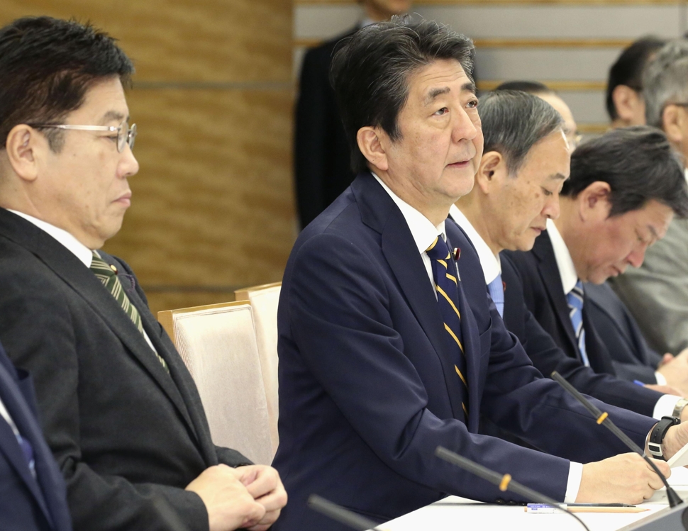 대책회의 주재하는 아베 신조 일본 총리 