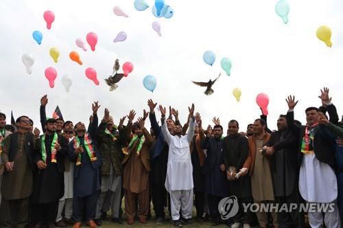 2월 28일 아프간 잘랄라바드에서 '폭력 감축'을 축하하는 젊은이들. [AFP=연합뉴스]