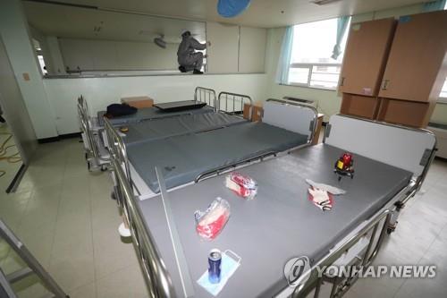 국군대구병원에 '코로나19' 병상 추가 마련 (경산=연합뉴스) 김현태 기자 = 대구·경북에서 신종 코로나바이러스 감염증(코로나19) 확진자가 늘며 병상이 부족한 가운데 28일 오후 경북 경산시 하양읍 국군대구병원에서 장병들이 코로나19 확진자 수용을 위한 병실과 병상을 준비하고 있다. 2020.2.28 mthkt@yna.co.kr(끝)