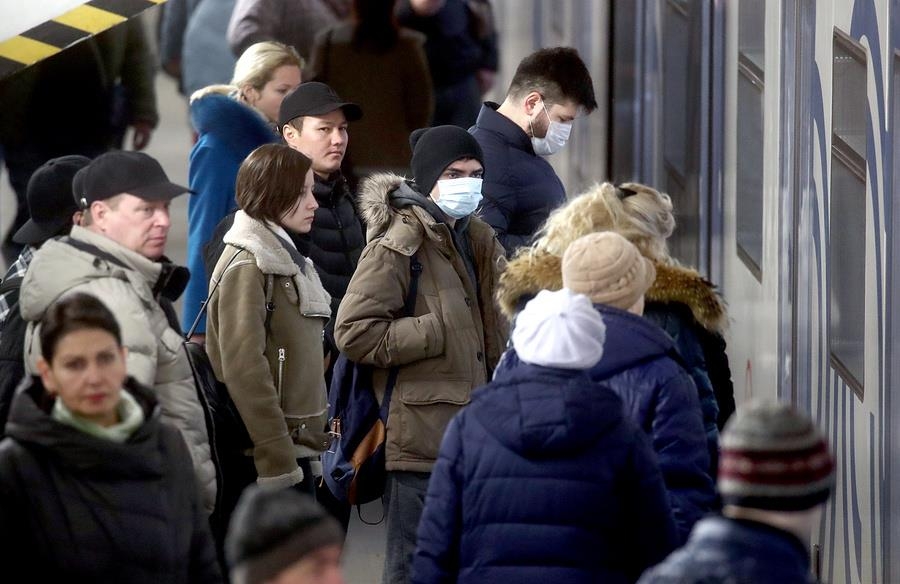 마스크를 착용한 러시아 시민들.