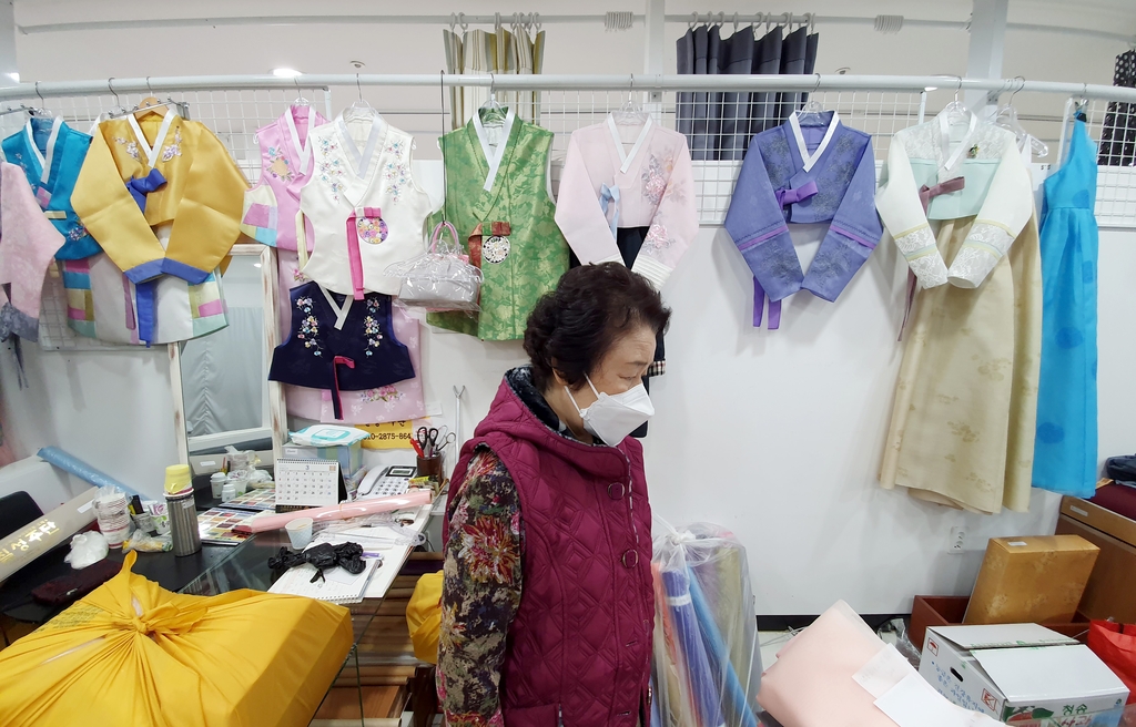고개 숙인 서문시장 4지구 상인