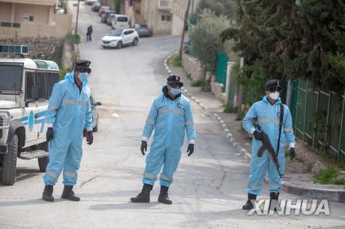 지난 3월 15일(현지시간) 요르단강 서안의 도시 베들레헴에서 팔레스타인 경찰들이 마스크를 쓰고 서 있다.[신화=연합뉴스] 