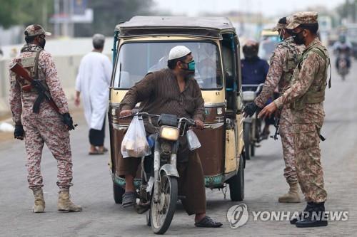 파키스탄 카라치에서 봉쇄령에 따라 주민의 이동을 통제하는 현지 군인. [EPA=연합뉴스]