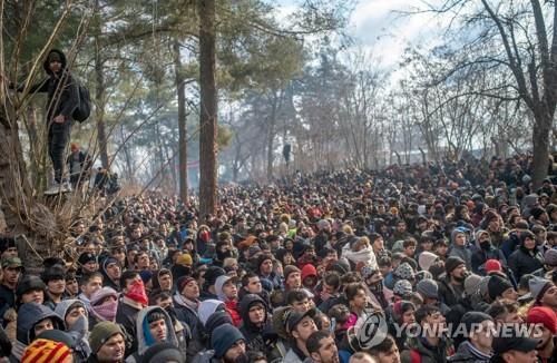 지난 달 초 유럽으로 가기 위해 그리스-터키 국경에 몰려든 난민들