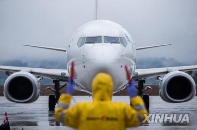 지난달 29일 중국 후베이성의 한 공항에 착륙한 비행기